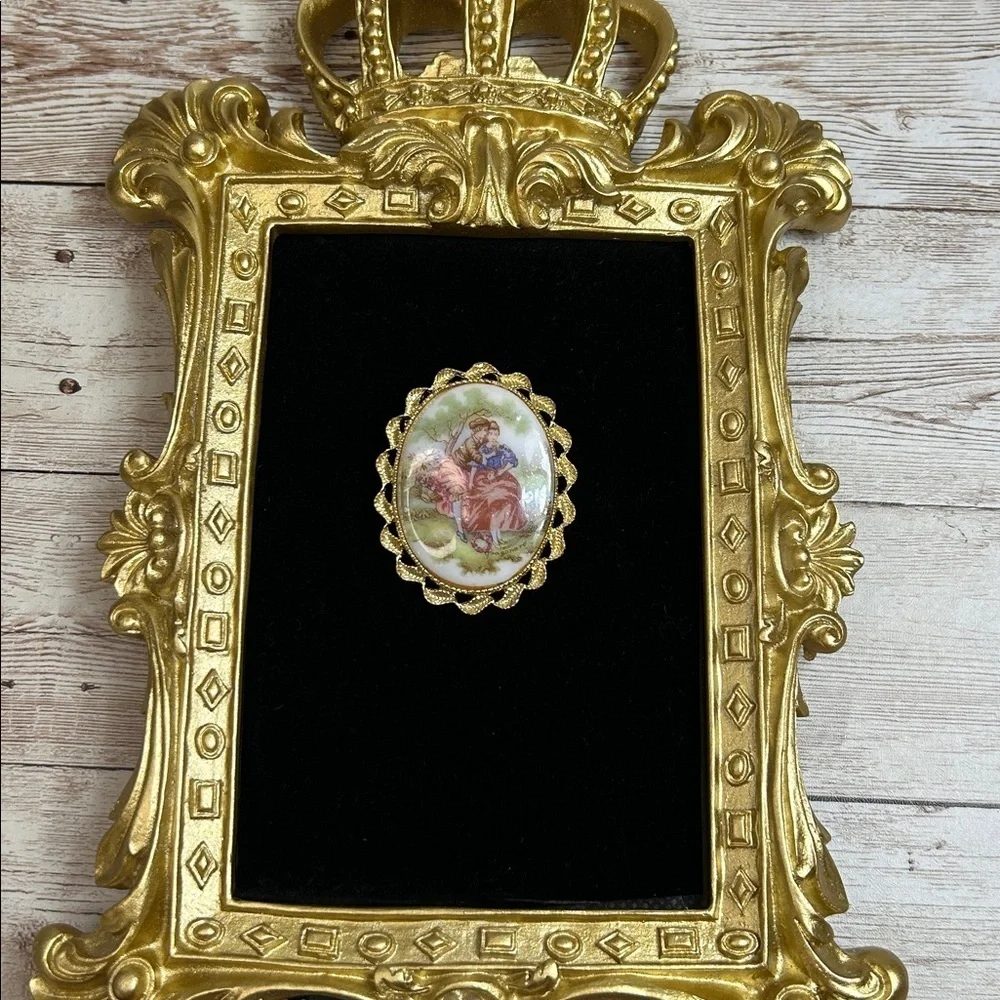 Vintage Fragonard porcelain courting couple brooch w/ gold-tone scallop setting